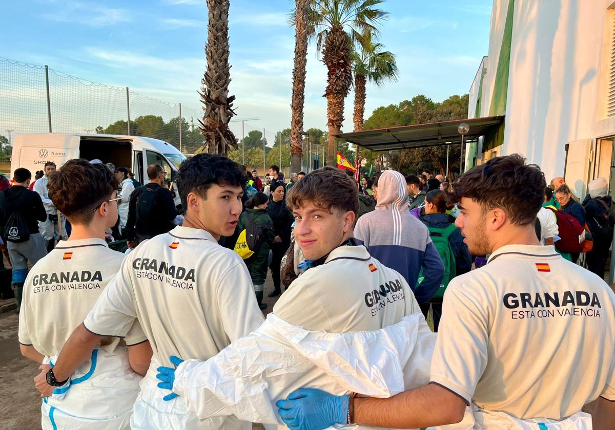 Algunos de los voluntarios granadinos a su llegada a Valencia.