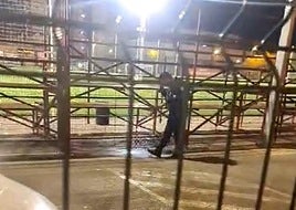 Un policía inspecciona el complejo deportivo.