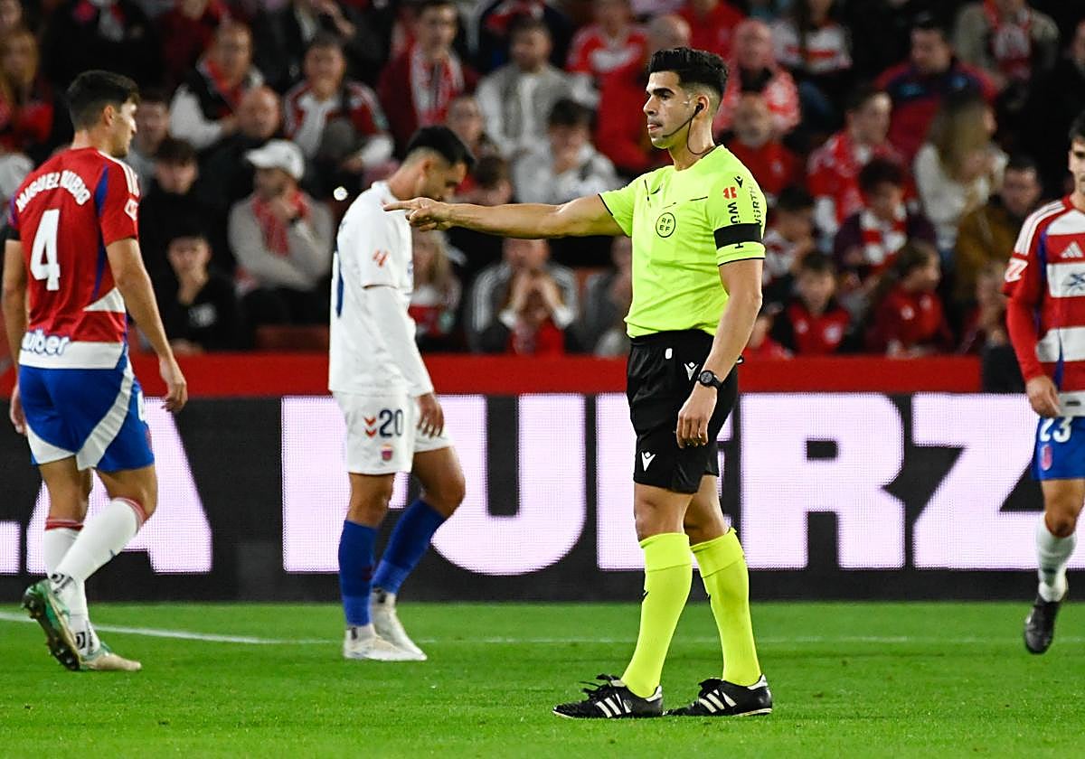 El colegiado González Díaz en Los Cármenes.