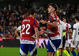 El rojibblanco Lucas Boyé, junto a Sáenz,