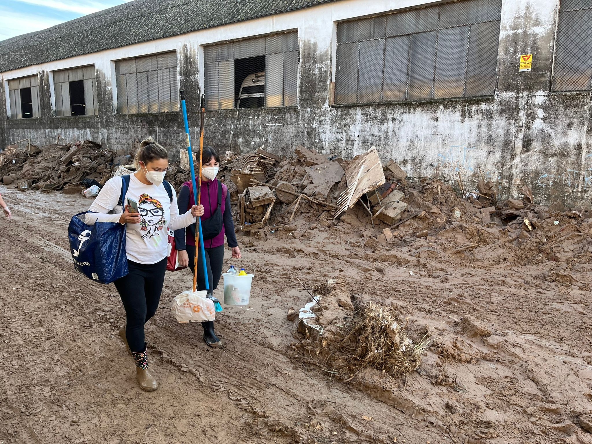 Un recorrido por Algemesí en plena labor de los voluntarios granadinos