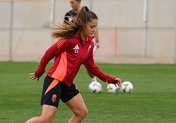 La rojiblanca Clara, en un entrenamiento.