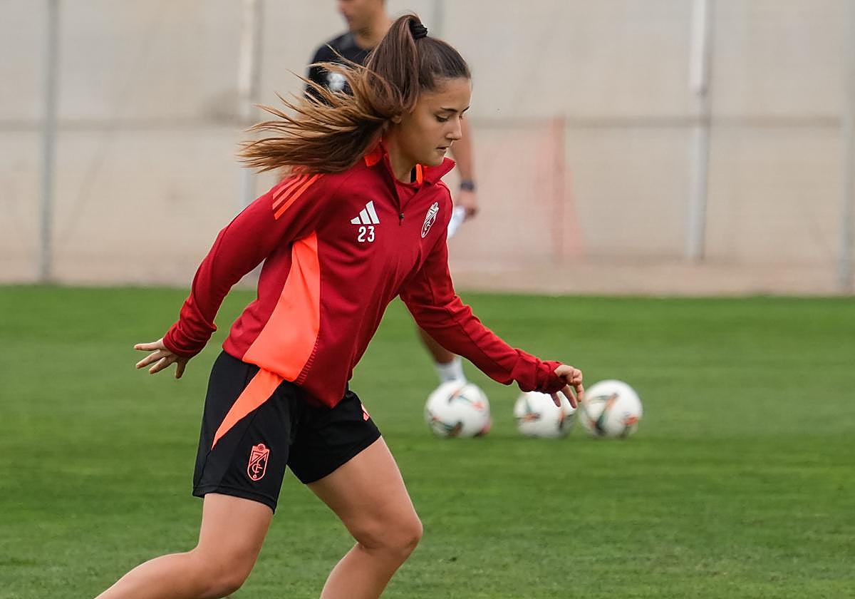 La rojiblanca Clara, en un entrenamiento.