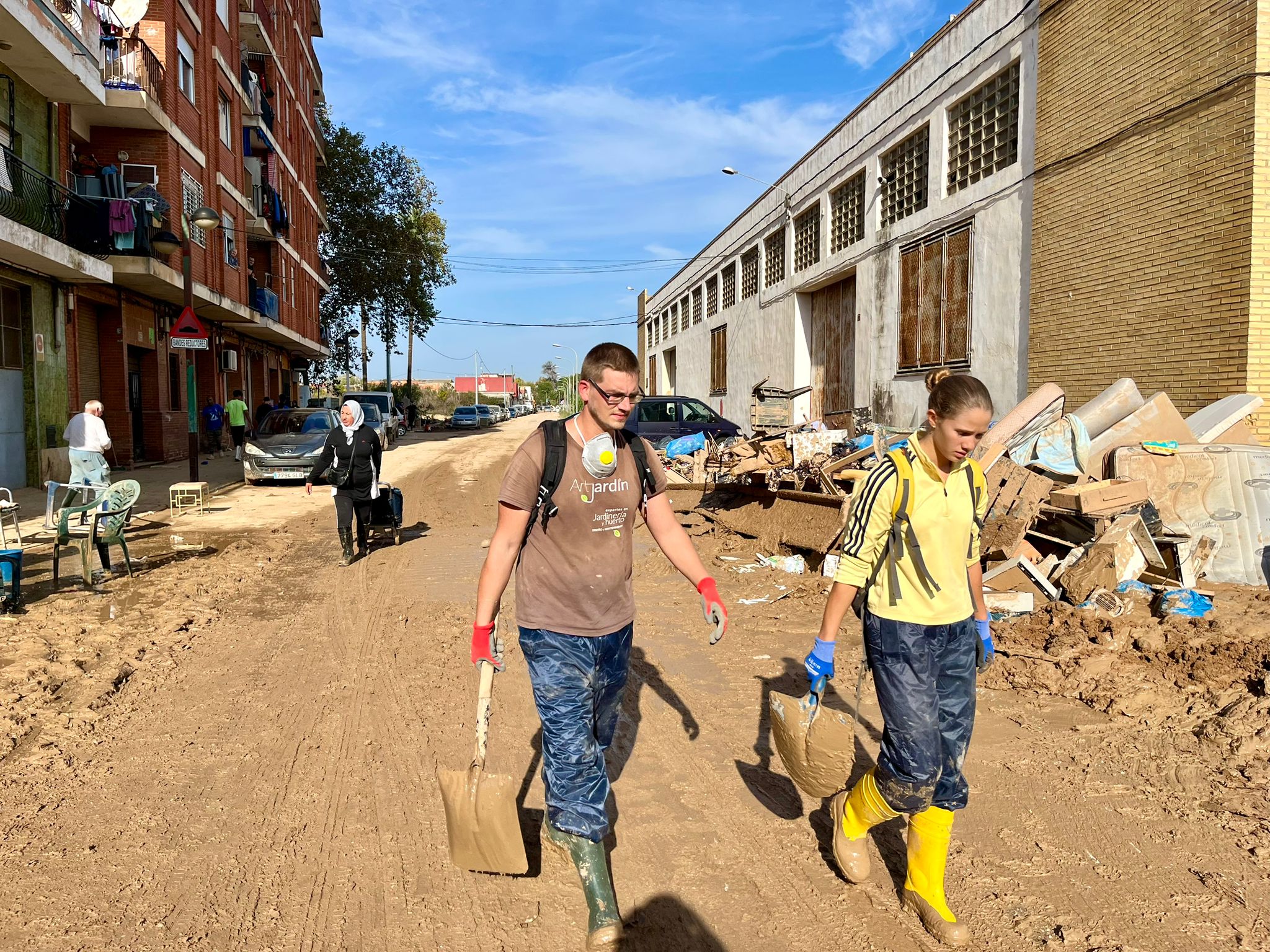 Un recorrido por Algemesí en plena labor de los voluntarios granadinos