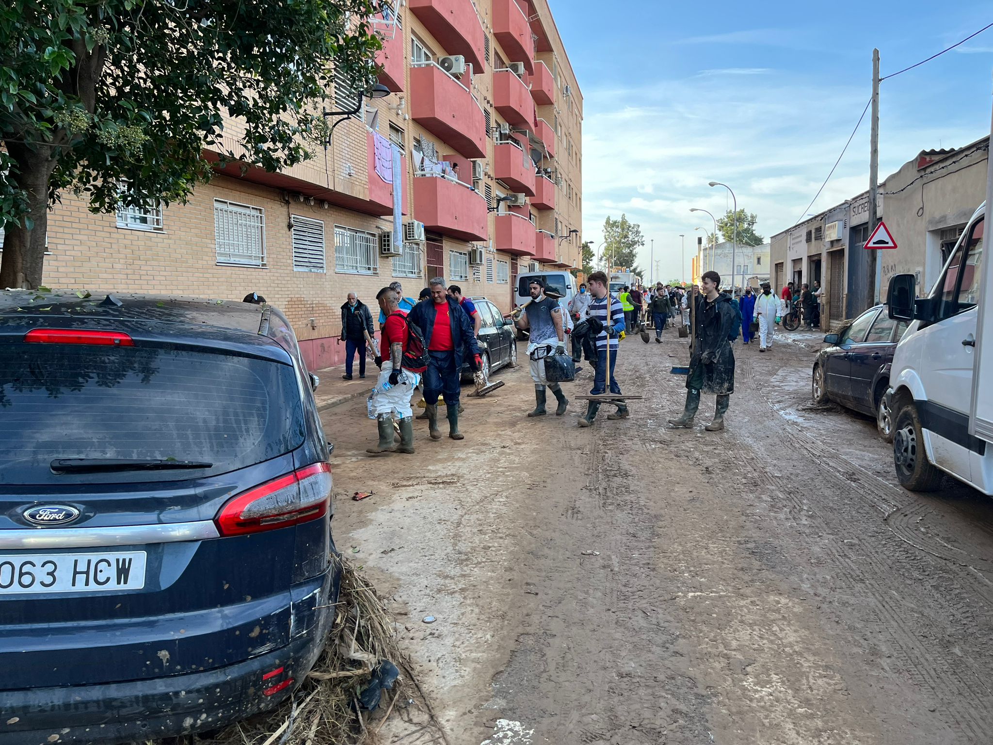 Un recorrido por Algemesí en plena labor de los voluntarios granadinos