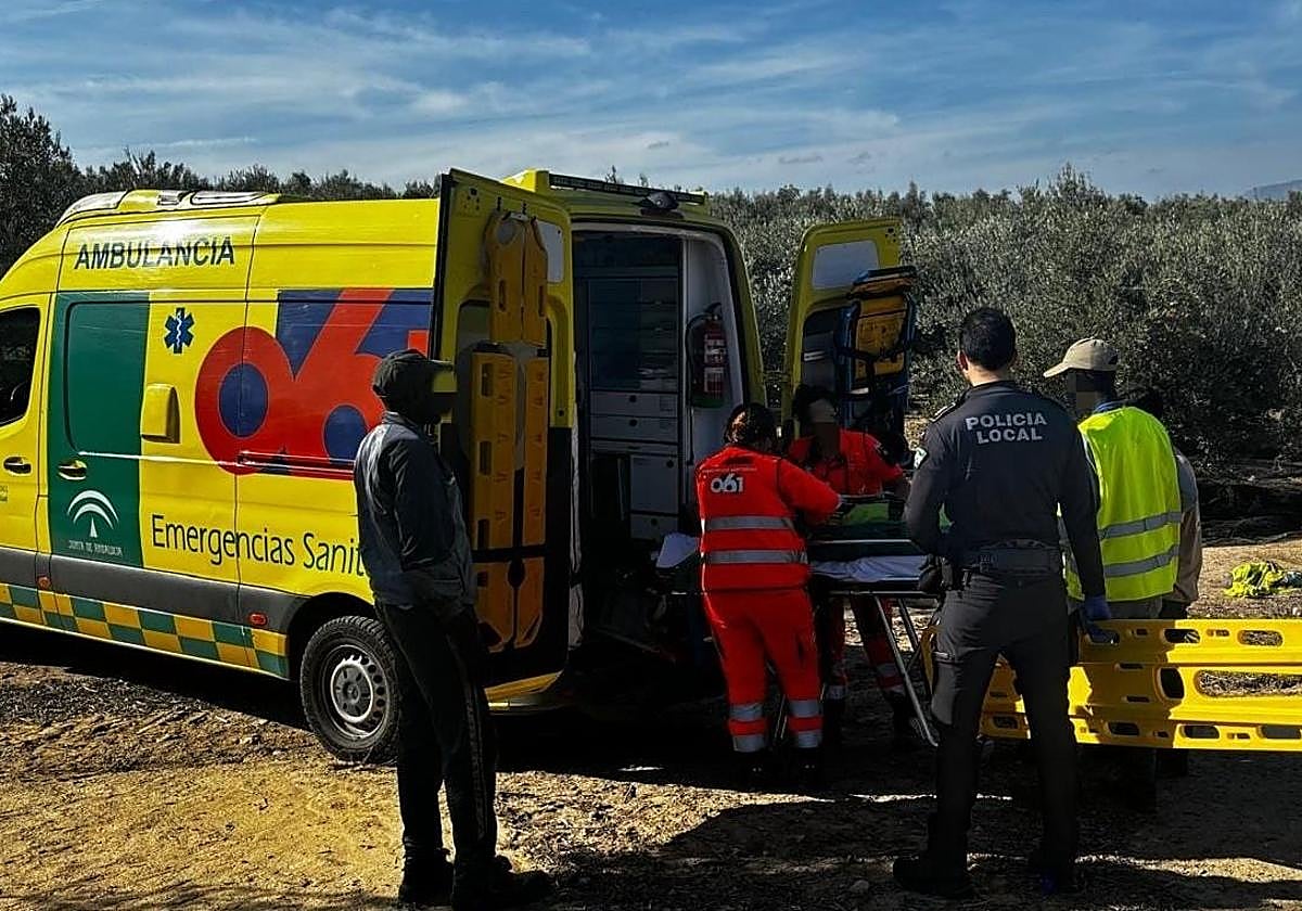 Policía Local y servicios sanitarios del 061 atendiendo a la herida sobre el terreno.