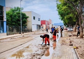 Bomberos de Jaén voluntarios, en el municipio valenciano de Algemesí.