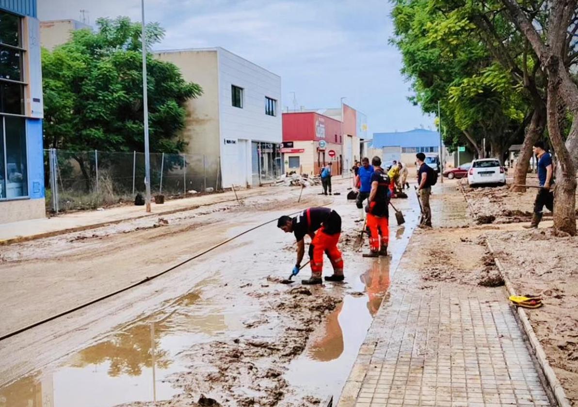 Bomberos de Jaén voluntarios, en el municipio valenciano de Algemesí.