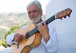 José Moreno Justicia con su guitarra.