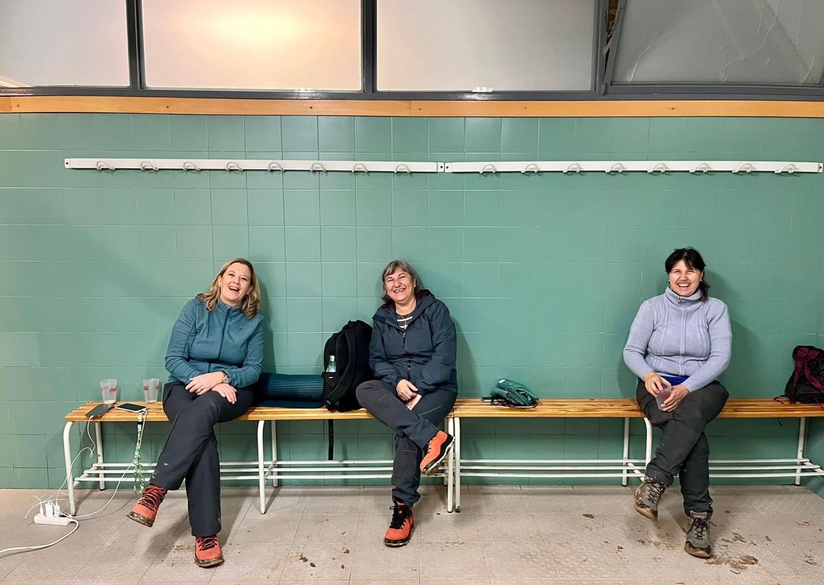 Imagen secundaria 1 - Susana, Salomé y Ángeles, cargando sus móviles. La noche en el polideportivo. Y el equipo de sanitarios listo para salir