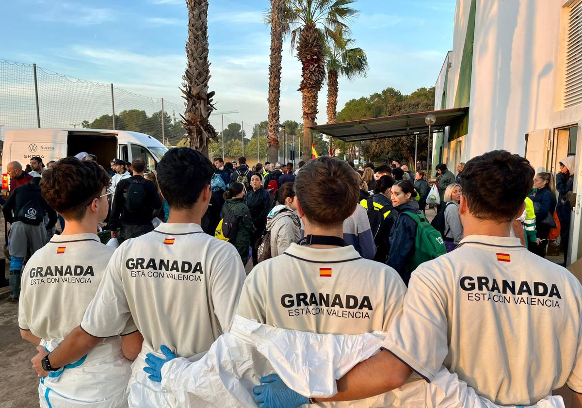 Imagen principal - Juan Antonio, Ander, Mario y Andrés. Estado de las calles de Algemesí.