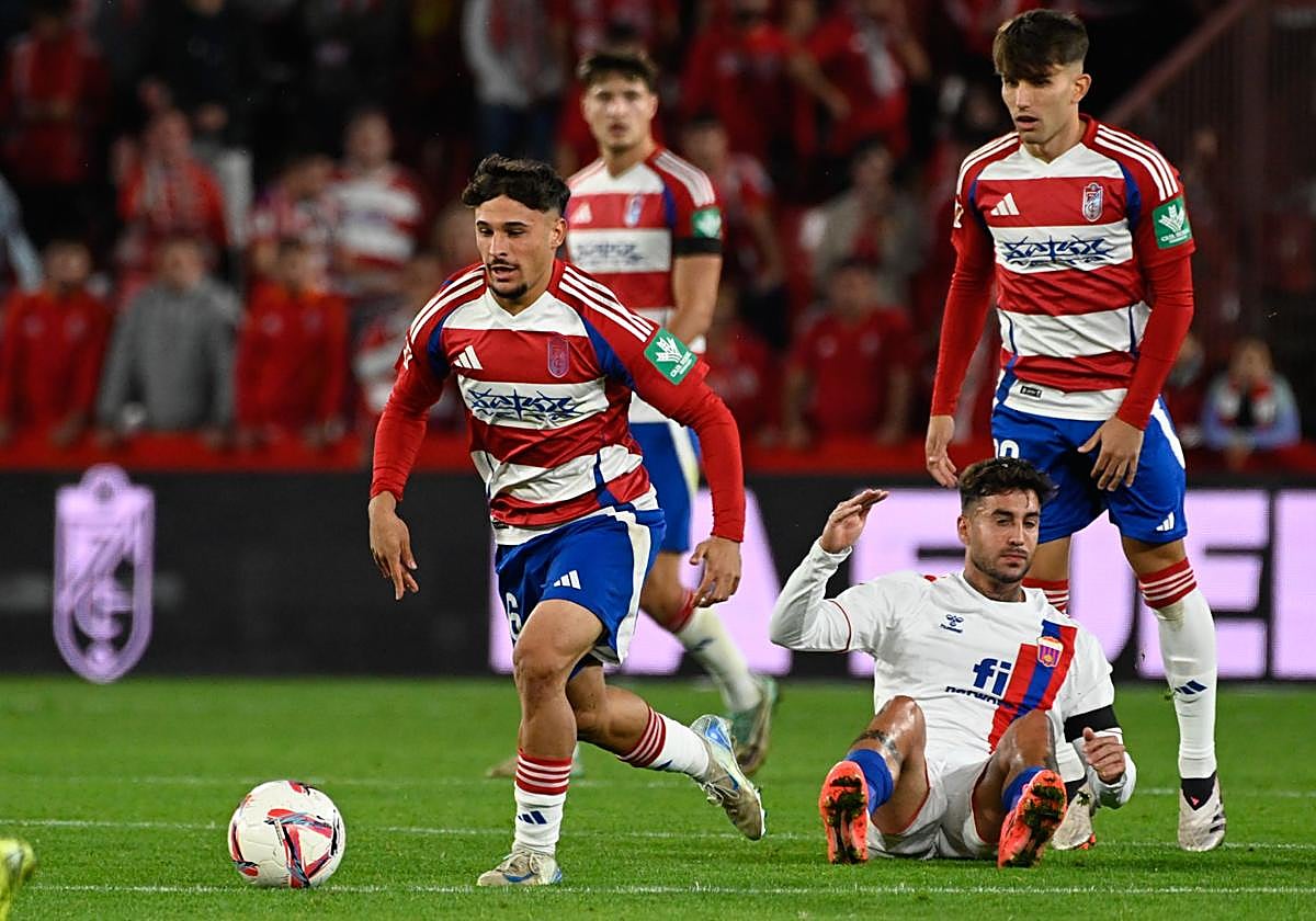 Juanma Lendínez observa cómo avanza con el balón su compañero Sergio Rodelas.