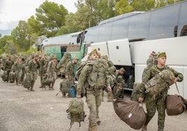 Legionarios de Viator parten hacia Valencia cargados con el material necesario.