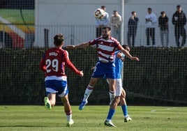 El rojiblanco Lucas Pérez despeja un envío largo del Estepona.