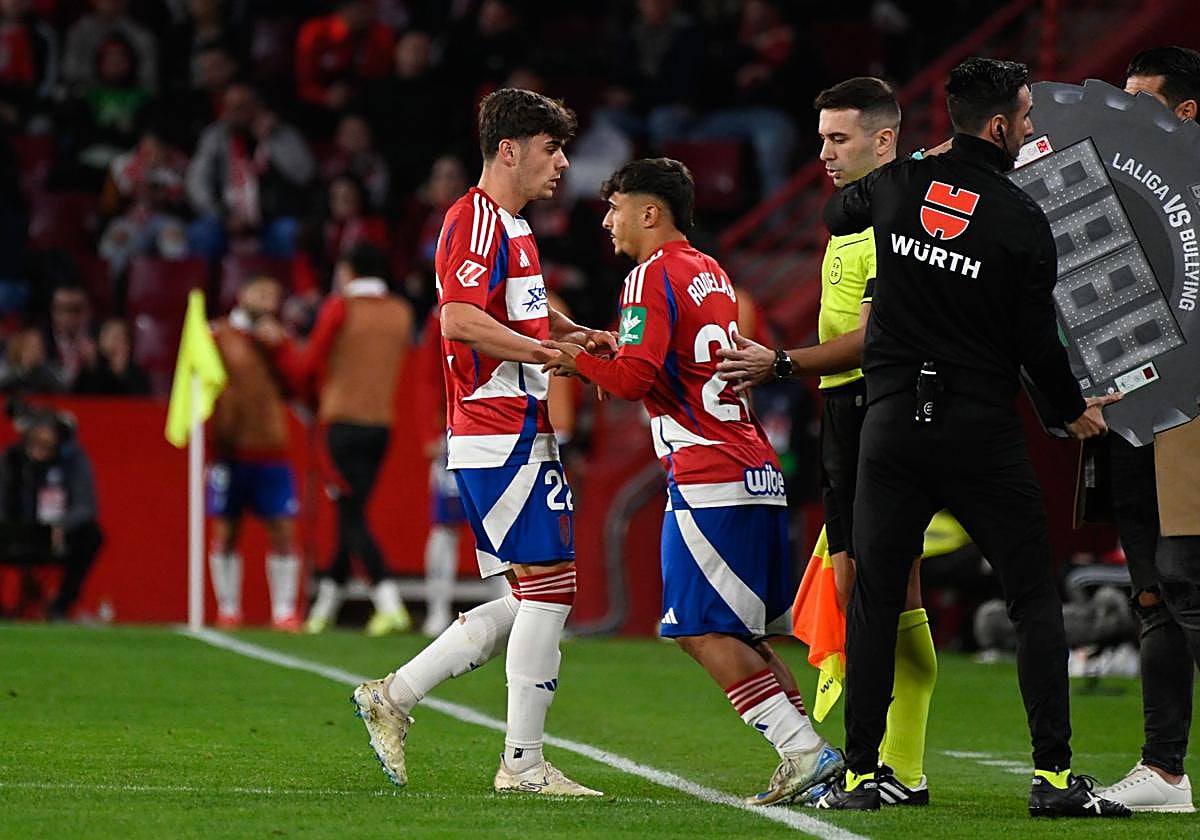 Rodelas entra por Sáenz.