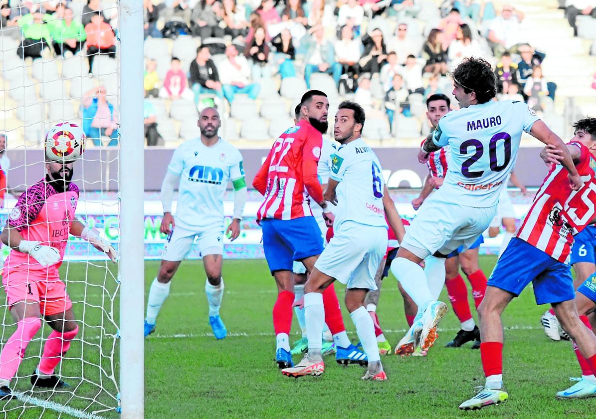 El tanto del empate de Mauro Cabello, de cabeza, con el esférico entrando en la portería ante la mirada del cancerbero del Atlético Porcuna, Pozo.