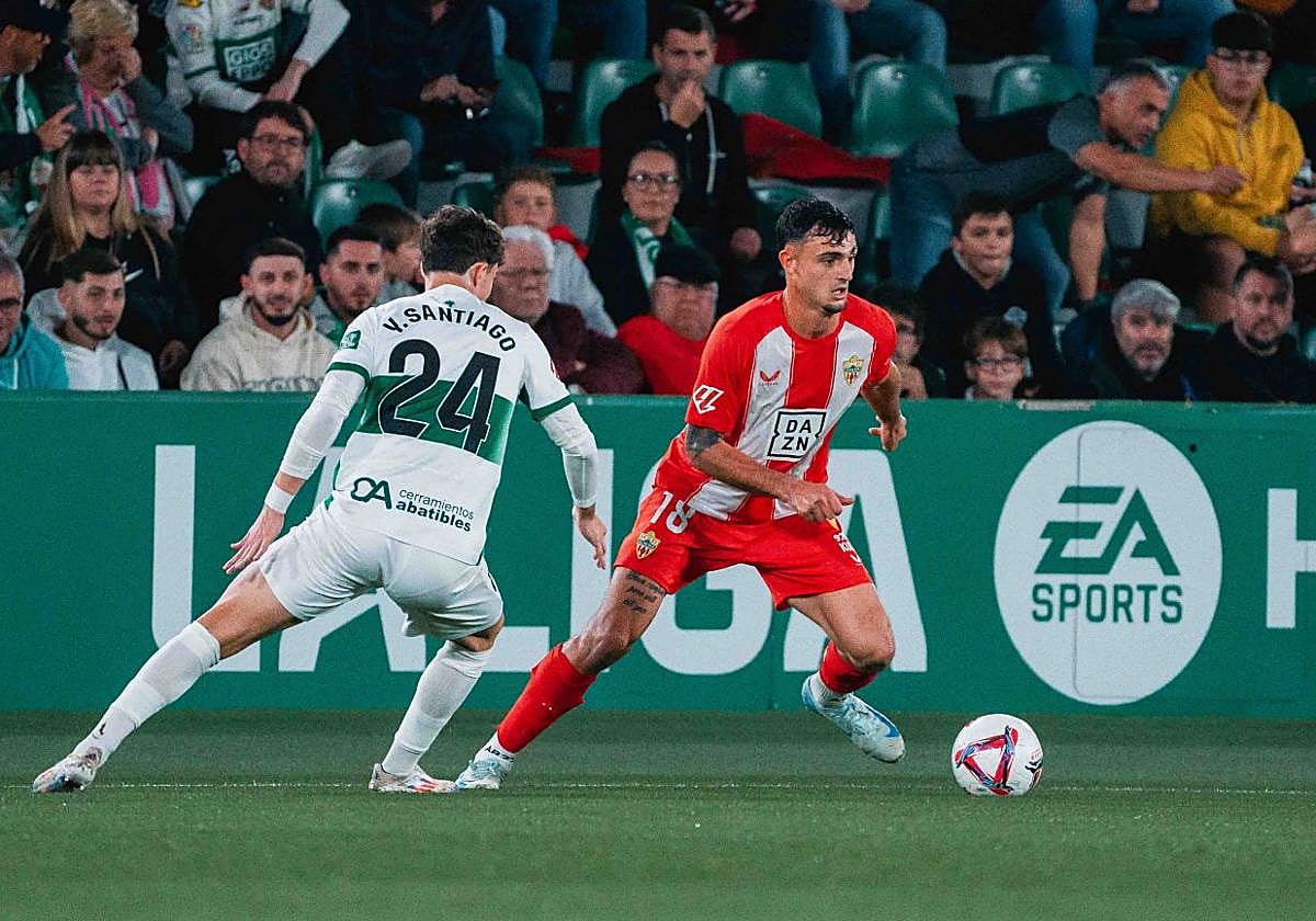 Marc Pubill sale con el balón en presencia de Yago Santiago.