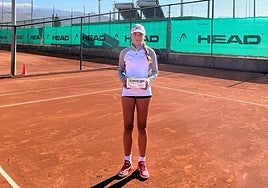 La tenista Ana Casares posa junto a su premio regional.