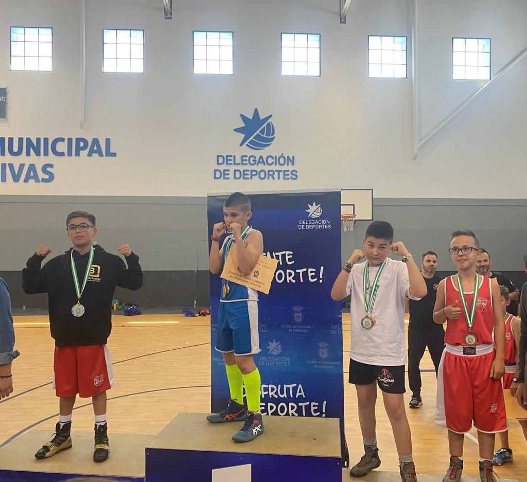 El almeriense, primero por la izquierda, con su medalla de bronce.