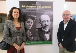 La comisaria de la exposición, Amelina Correa, y el director del Centro Andaluz de las Letras, el granadino Justo Navarro.