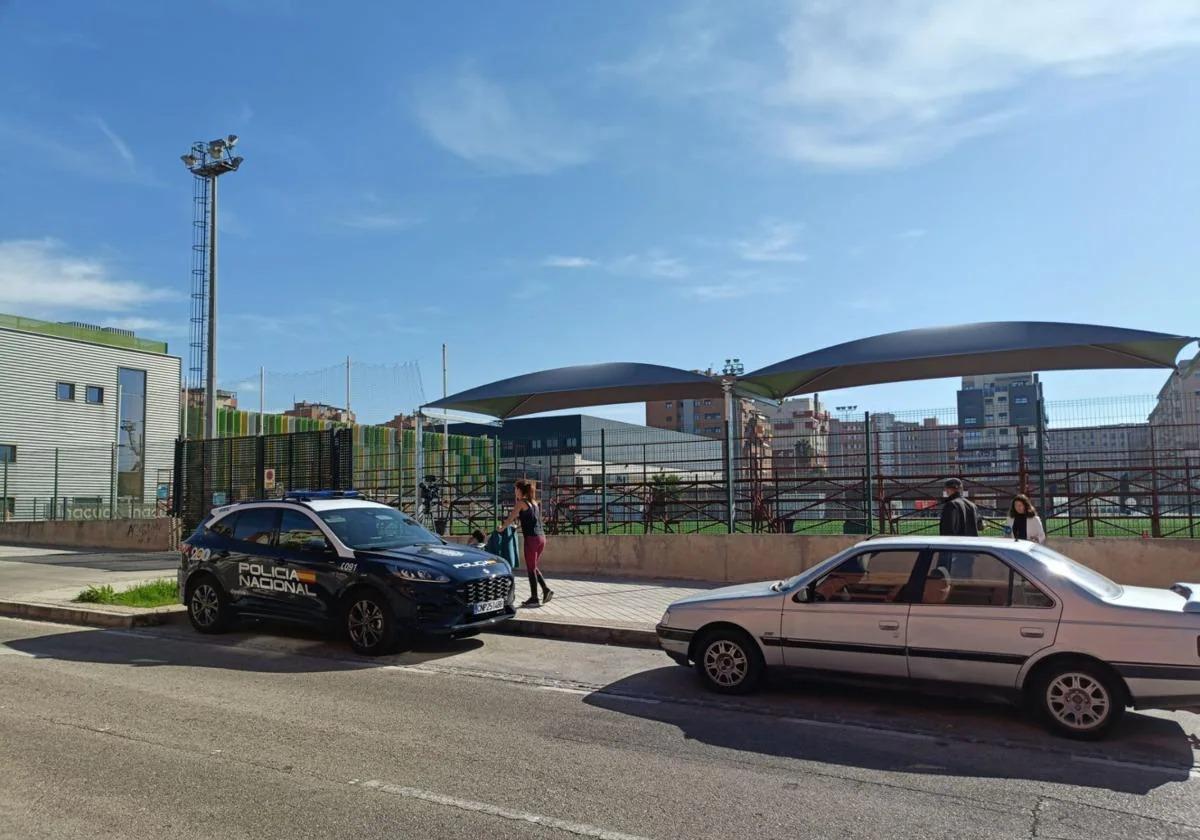 Policía Nacional custodiando la entrada al campo de fútbol del gimnasio Inacua.