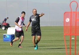 Paco Jémez, en un entrenamiento con el Granada junto al lateral Tito.