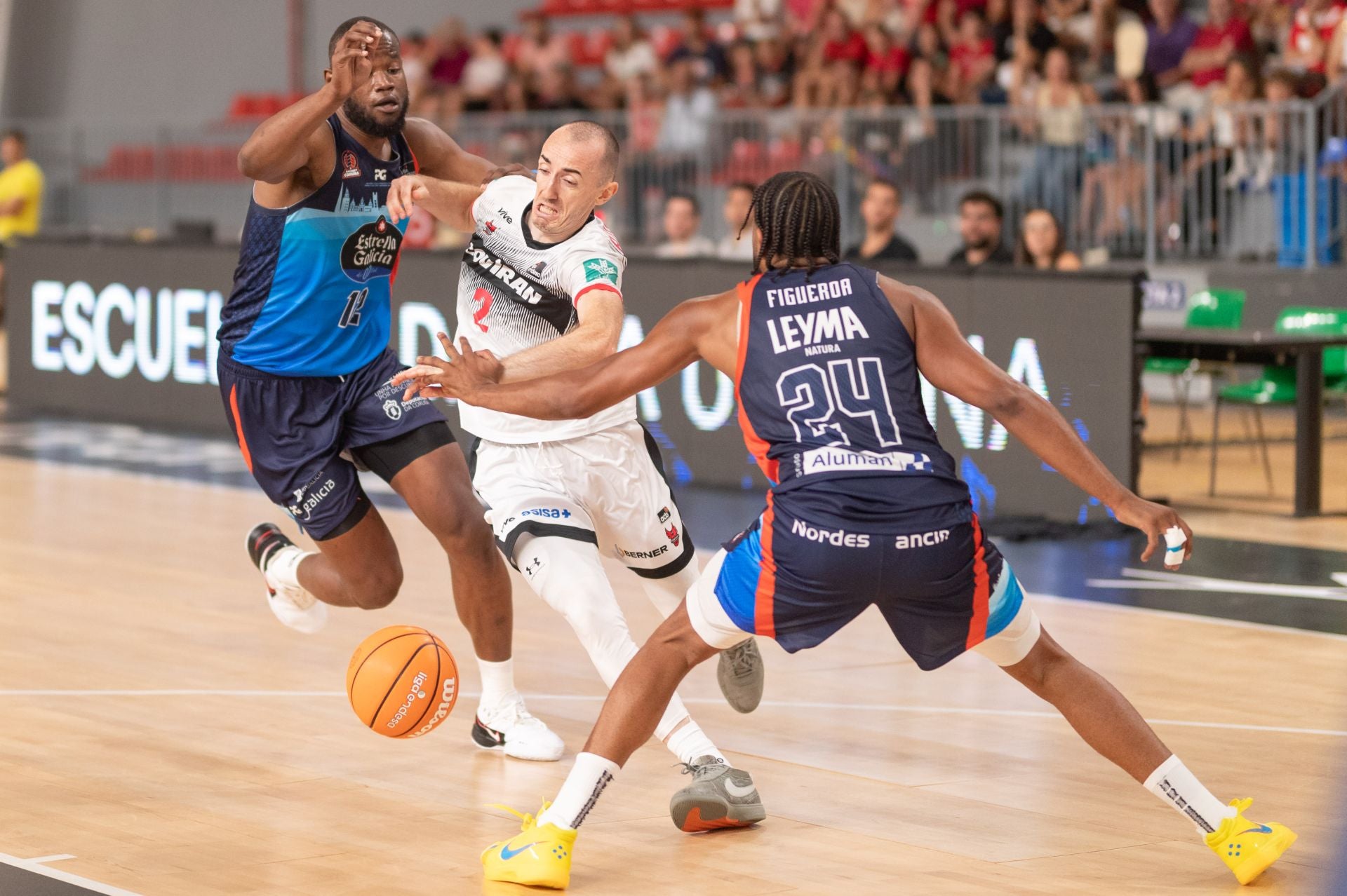 Jonathan Rousselle, uno de los generadores del juego granadino, defendido por Figueroa y Diagne, del Leyma Coruña.