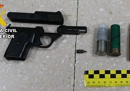 Una de las armas y munición intervenidas por la Guardia Civil.