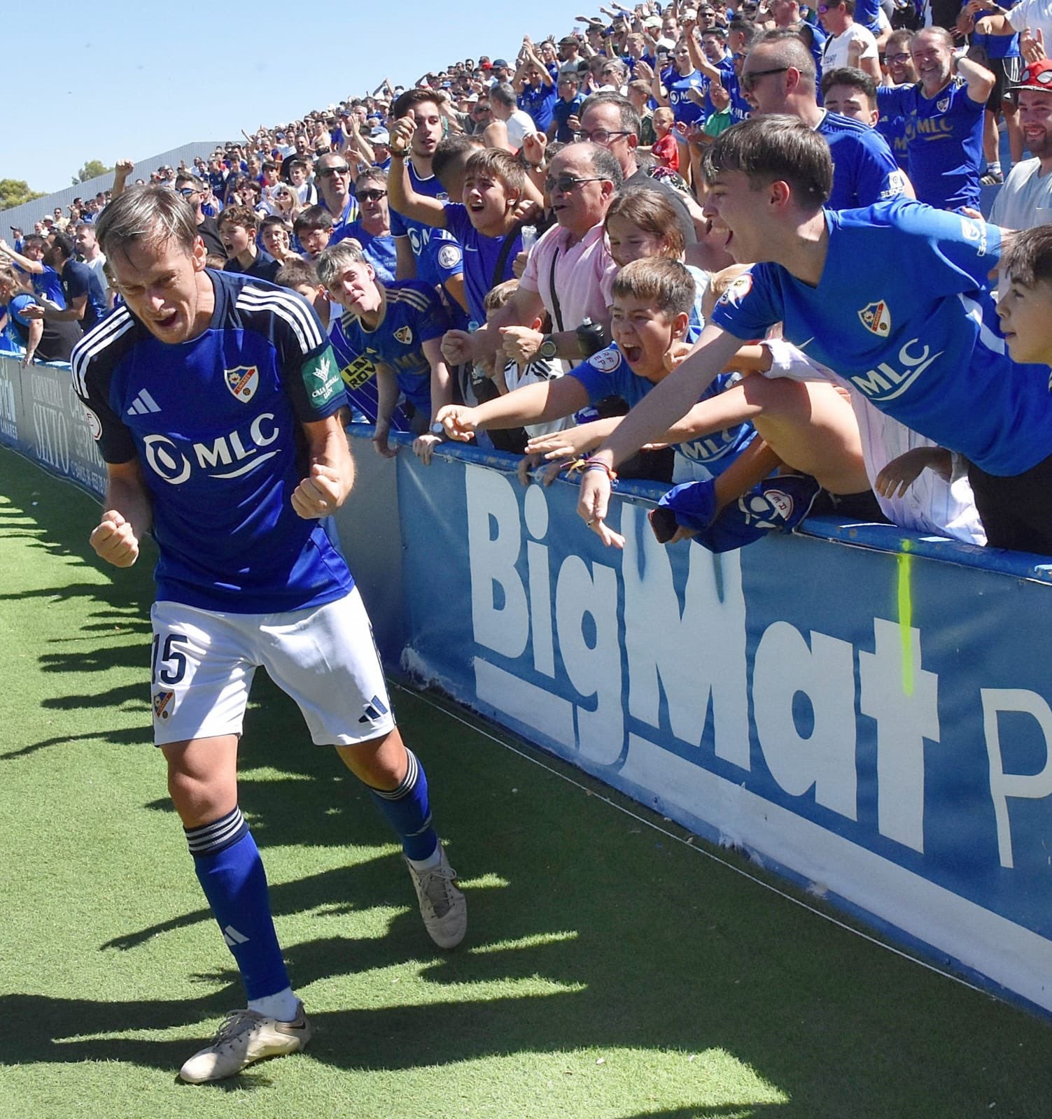 Javi Lara celebra un tanto en Linarejos.