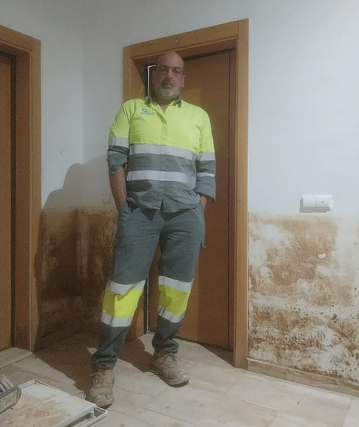 Imagen secundaria 2 - El puente de Picaña sobre el barranco del Poyo, destrozado. Vecinos limpiando el barro. José, en la puerta de su casa, con la marca que dejó la riada.