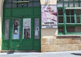 Puerta de la cafetería de la estación de autobuses de la capital.