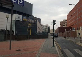 La víctima huyó desde la calle Elena Martín Vivaldi hacia la gasolinera situada junto a la calle Neptuno.