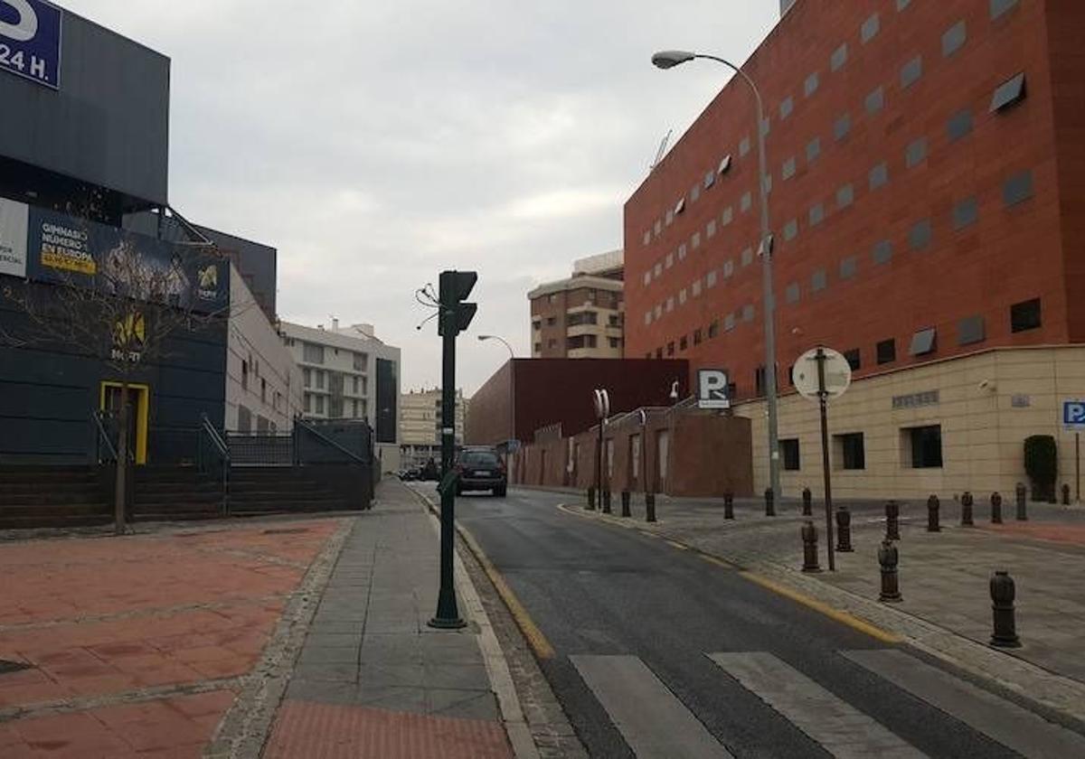 La víctima huyó desde la calle Elena Martín Vivaldi hacia la gasolinera situada junto a la calle Neptuno.