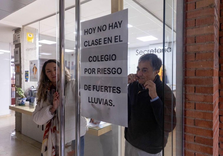 Cartel con clases suspendidas en Granada.