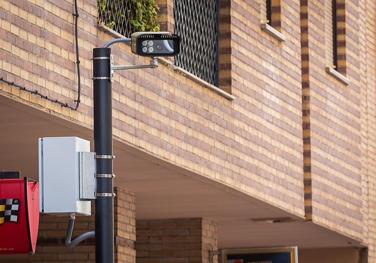 Cámara de control del tráfico en la calle Agustina de Aragón.