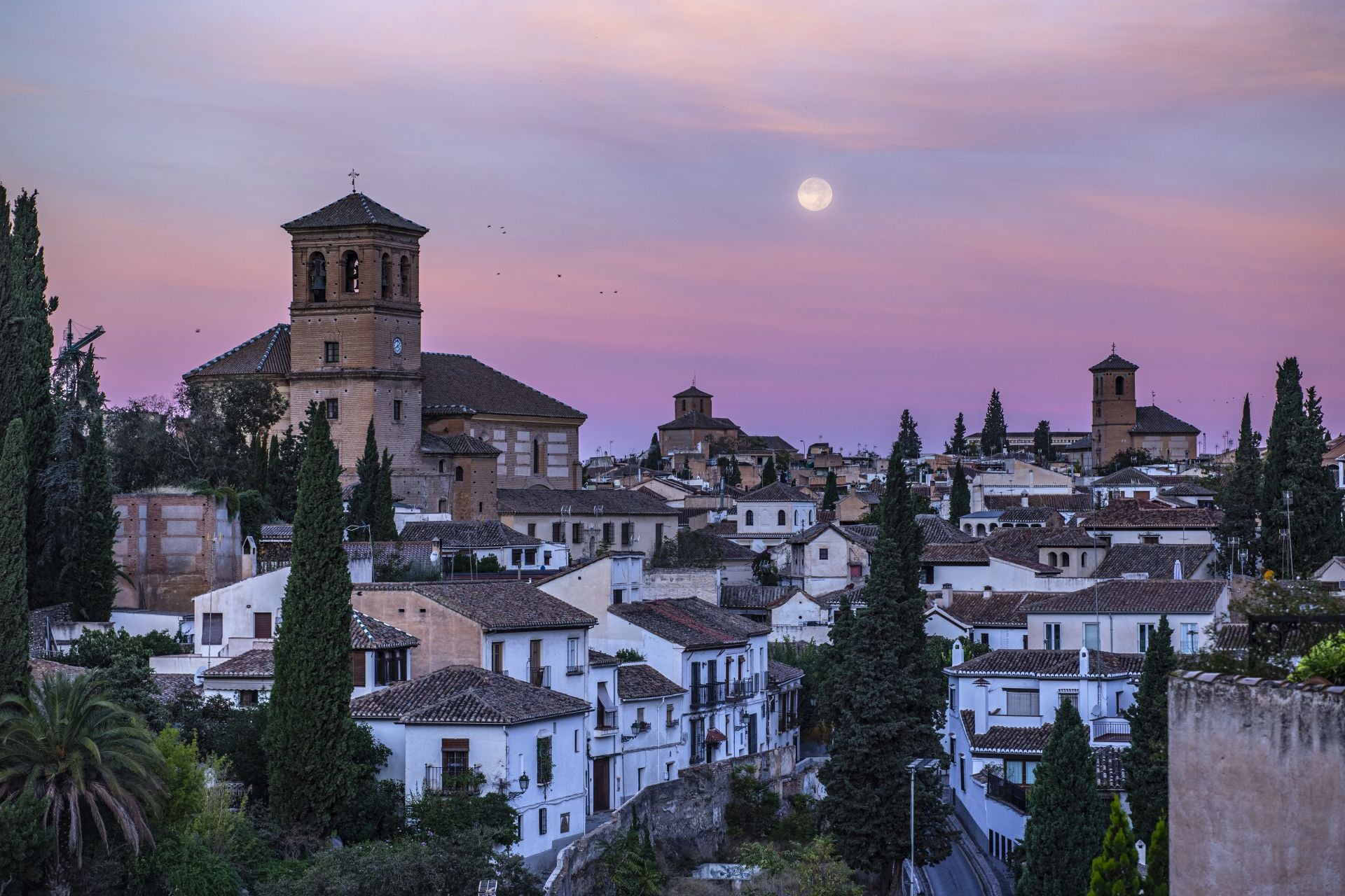 Preciosa estamba del atardecer en el barrio del Albaicín con la Luna en su máximo esplendor.