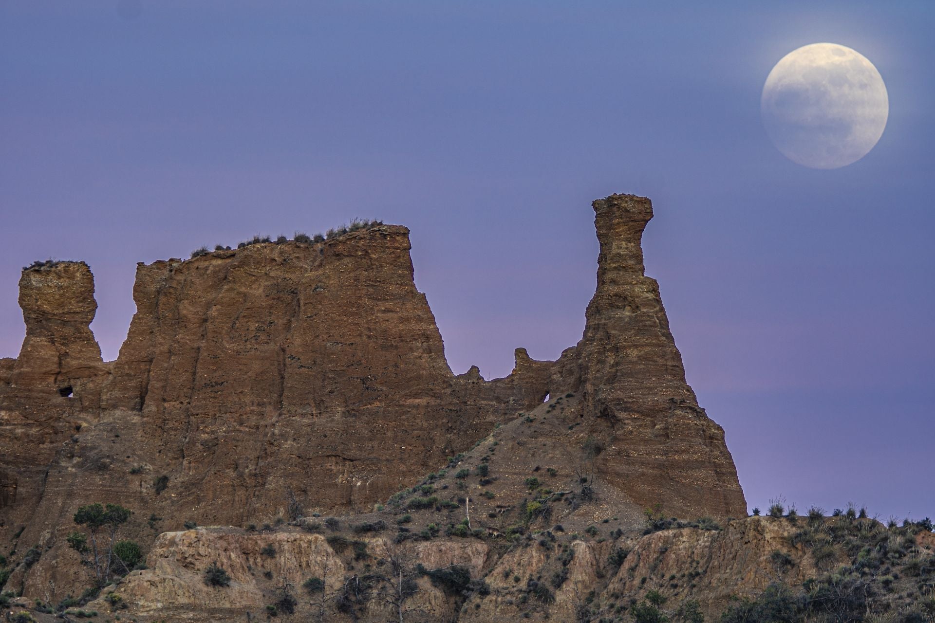 La Luna sobre una de las formaciones de badlands más singulares de la provincia, el Diente y la Muela, junto a la A 92 Norte.