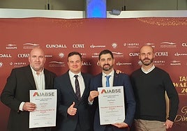 El equipo de granadinos recoge el premio por las cubiertas del metro.