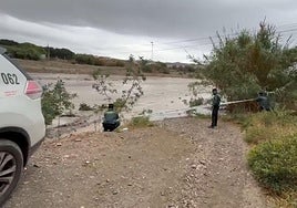 Agentes de Guardia Civil acordonan el río Andarax para evitar el acceso.