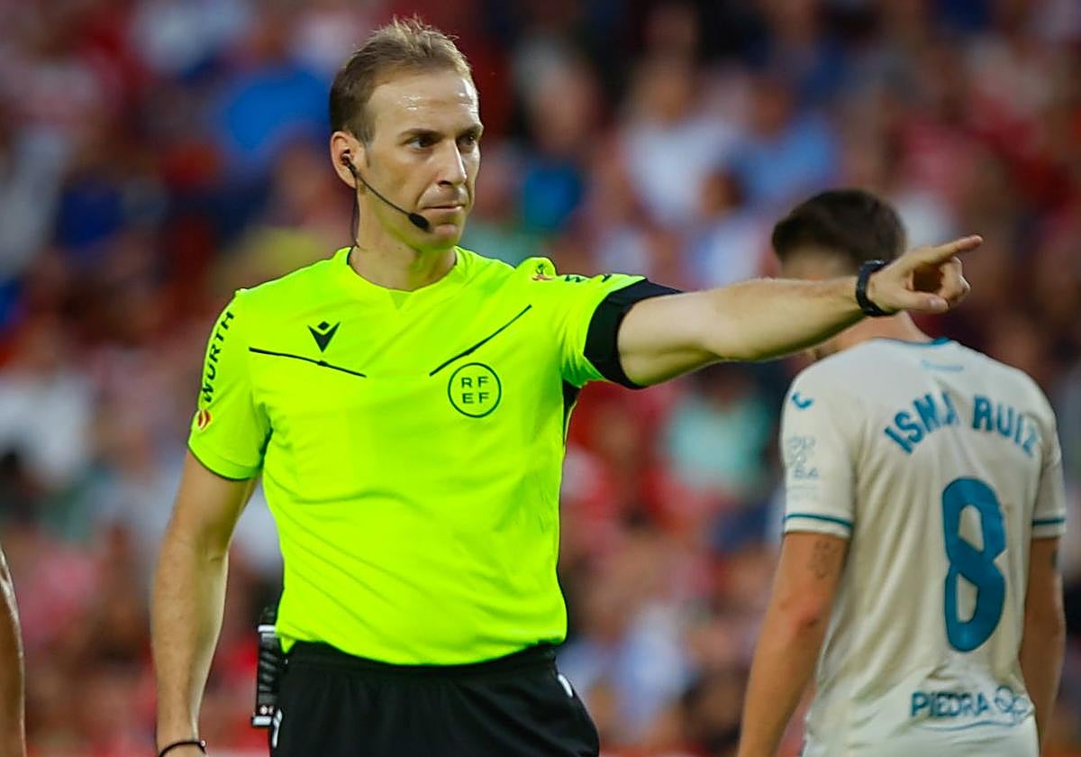 Sánchez López sostiene una de sus decisiones durante el derbi contra el Córdoba.