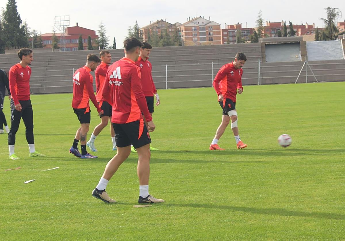 Sergio Ruiz toca balón junto a sus compañeros.
