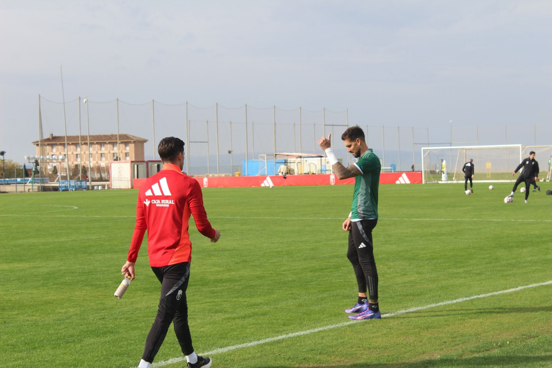 Carlos Neva y Marc Martínez, sobre el césped.