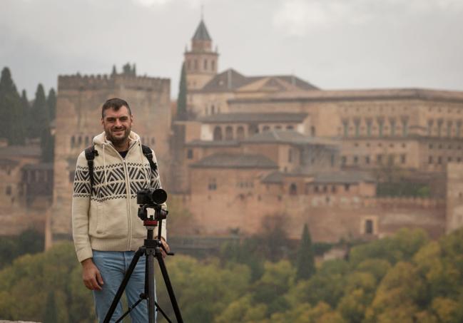 Leonardo Fernández Lázaro, en el mirador de San Nicolás con los palacios de la Alhambra como telón de fondo.