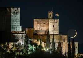 Espectacular imagen de la Torre de la Vela y la Luna tomada con telescopio desde la Vereda de Enmedio.