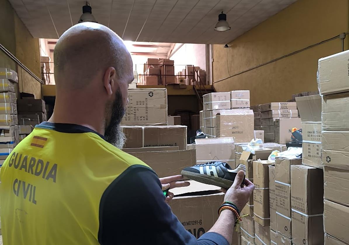 Material falsificado incautado en Granada.