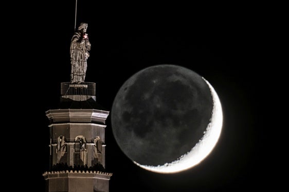 La Luna en fase creciente detrás del Sagrado Corazón de la Catedral de Guadix