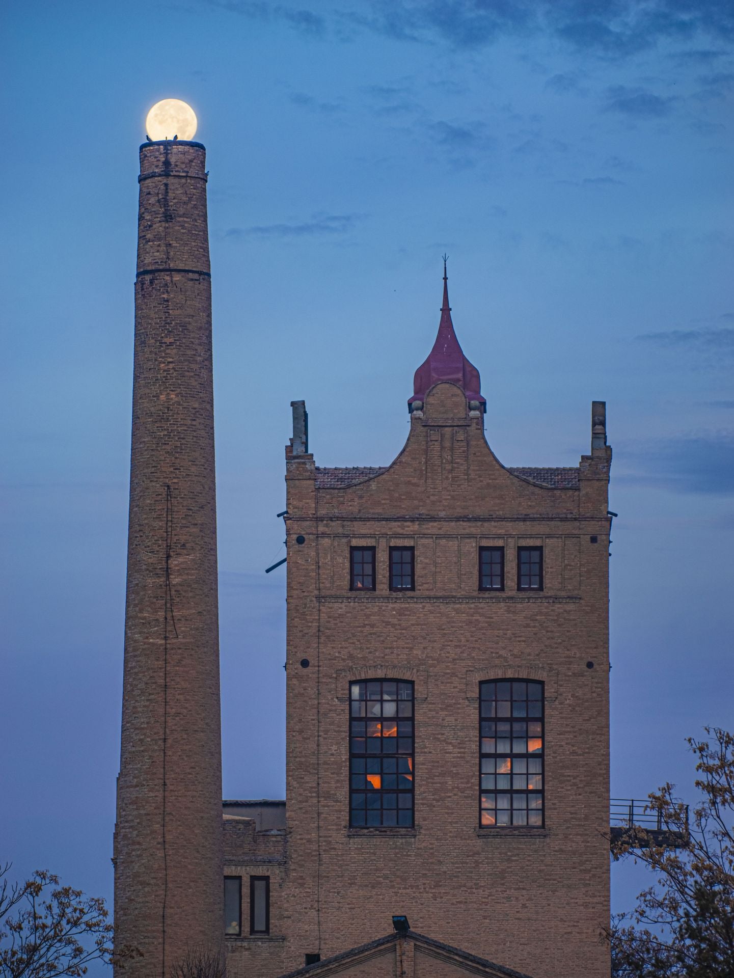 La Luna saliendo de la chimenea de la Azucarera de San Isidro de Granada, uno de los grandes emblemas del patrimonio industrial granadino en fase de recuperación por la UGR.