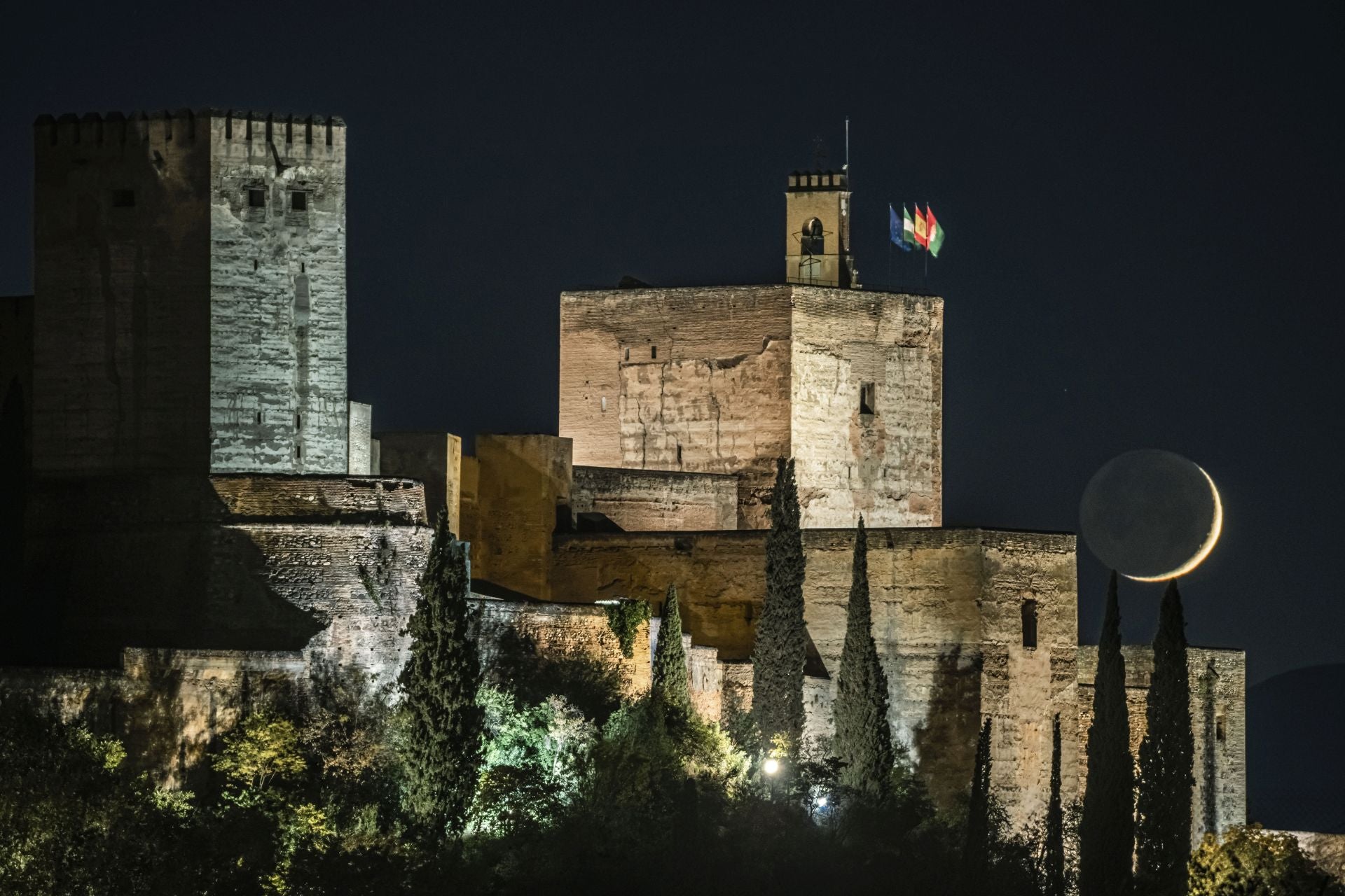 La Luna, en el primer día de fase creciente, se funde con la belleza nocturna de la Alhambra aprovechando la luz cenicienta. 