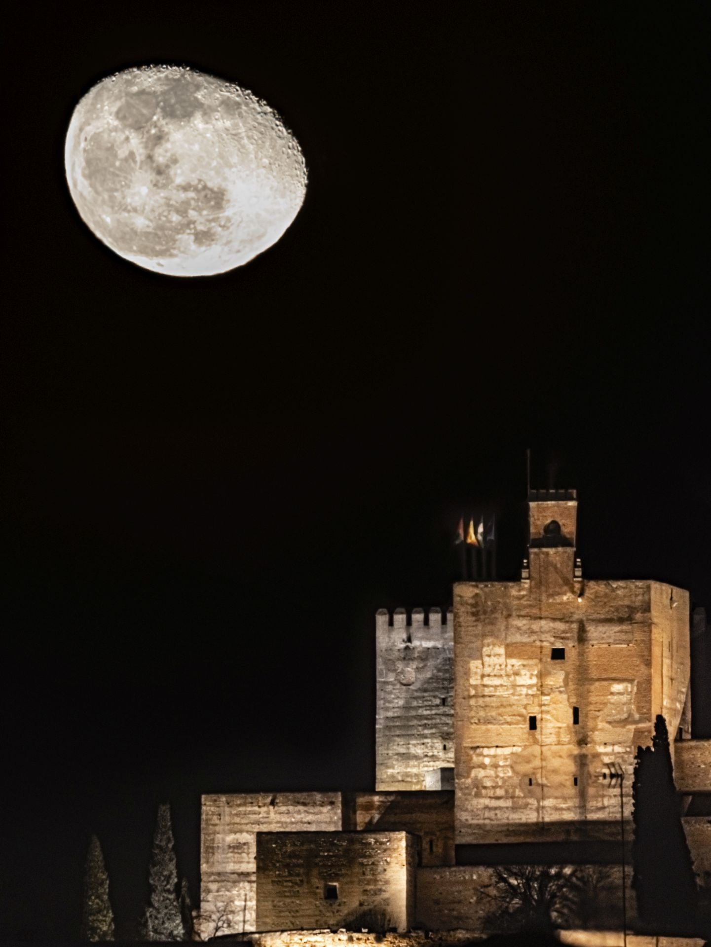 La Torre de la Vela y la Luna. Una preciosa composición fotopoética de Granada.