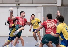 Un ataque del Ciudad de Granada de balonmano.